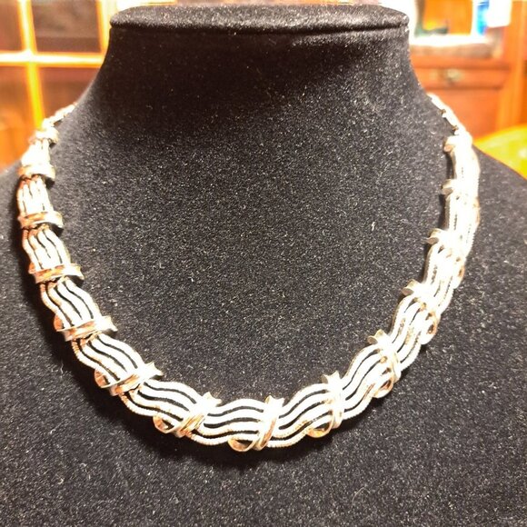 Costume Jewelry-Choker Necklace 15" - Picture 3 of 4